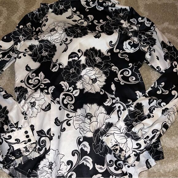White House Black Market Women's Black and White Floral Top size 4 - Picture 6 of 6